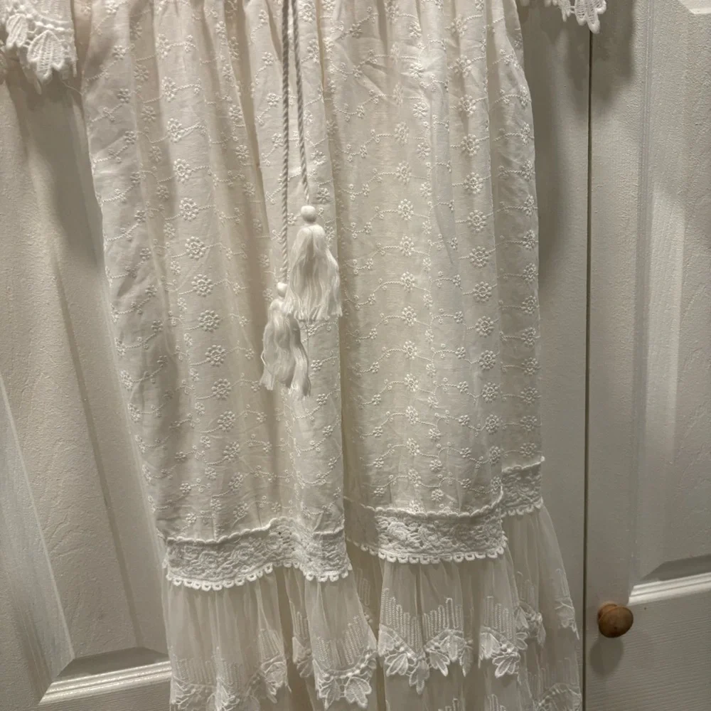Elegant White Lace Maxi Dress - Picture 9 of 10